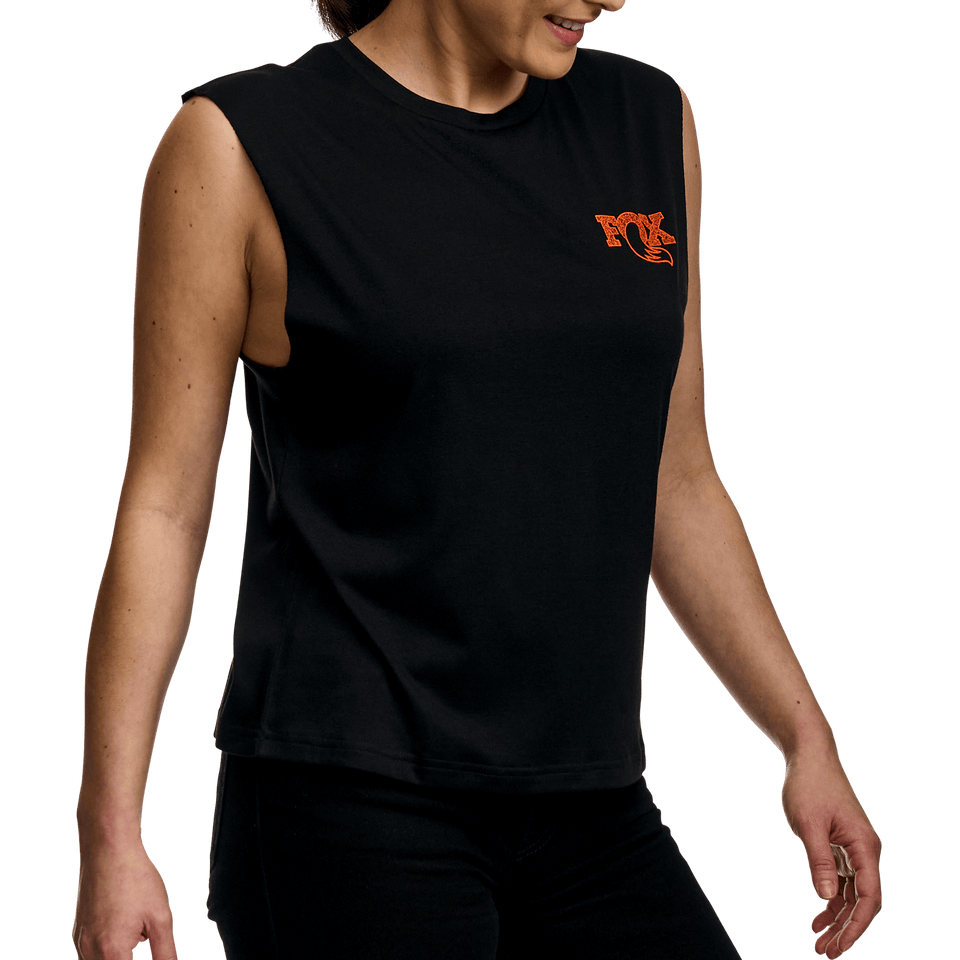 https://serenity-foxfactory.asset.akeneo.cloud/fox_asset_family/media/SSG_Apparel_textured_slstee_black_womens_rotation_1_pdp_3x.png