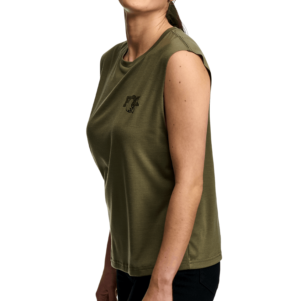 https://serenity-foxfactory.asset.akeneo.cloud/fox_asset_family/media/SSG_Apparel_textured_slstee_green_womens_rotation_1_pdp_3x.png